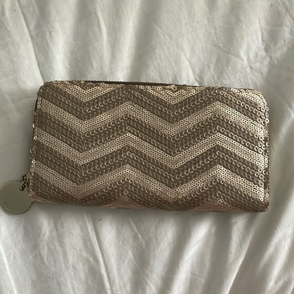 De Luxe brand wallet
